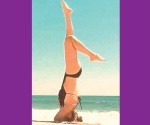 Haciendo yoga en la playa