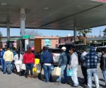 Largas filas por cierre de gasolineras