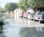 Invaden aguas residuales calles de Las Mitras