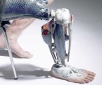 Jóvenes universitarios crean prótesis biónica