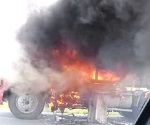 Arde camión cargado de vitropiso sin causas