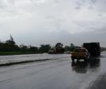 Cierran carretera por fuertes lluvias