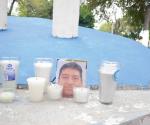 Recuerdan a desaparecidos con velas blancas en plaza B. Juárez