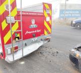 Ebrio choca contra unidad de bomberos