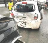 Carambola en carretera deja a tres vehículos con severos daños materiales