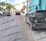 Huye conductor tras chocar y volcar en su carro