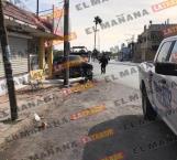 Choca vehículo contra un poste de concreto en bulevar Hidalgo