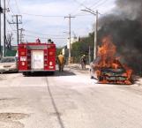 Arde en llamas automóvil estacionado