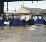 Acampan centroamericanos en patio de Migración de Matamoros