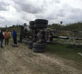 Vuelca camión de carga en Río Bravo