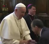 Negó el Papa Francisco que le besaran el anillo