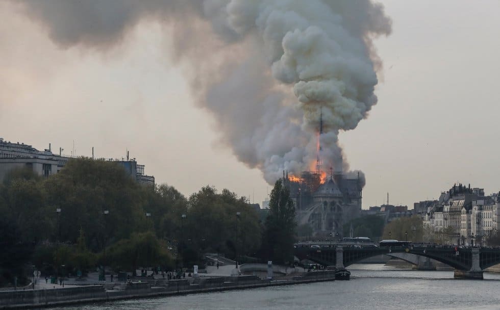La columna de humo, visible a kilómetros de distancia, se eleva sobre la catedral, erigida a orillas del río Sena.