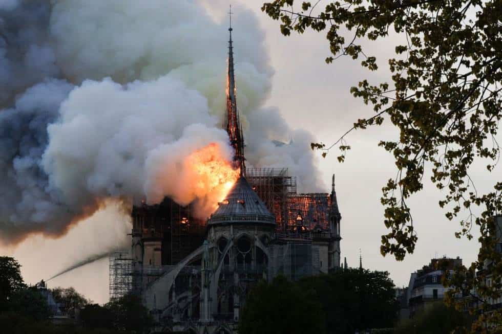 La aguja de Notre Dame, que se incorporó a la catedral en el siglo XIX, ha caído a causa del incendio.