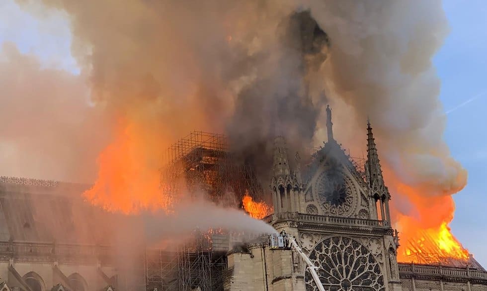Los bomberos trabajan en la extinción del incendio que ha consumido una parte importante de la catedral parisina este lunes.