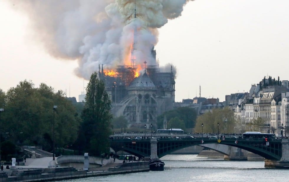 Según los bomberos, el incendio está potencialmente vinculado a las obras de renovación del edificio, el monumento histórico más visitado de Europa.