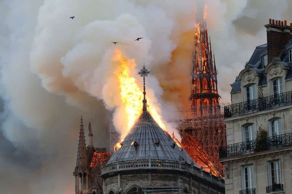 Las llamas devoran la aguja y parte del techo de Notre Dame, que ha sufrido un devastador incendio que se inició alrededor de las siete de la tarde de este lunes.