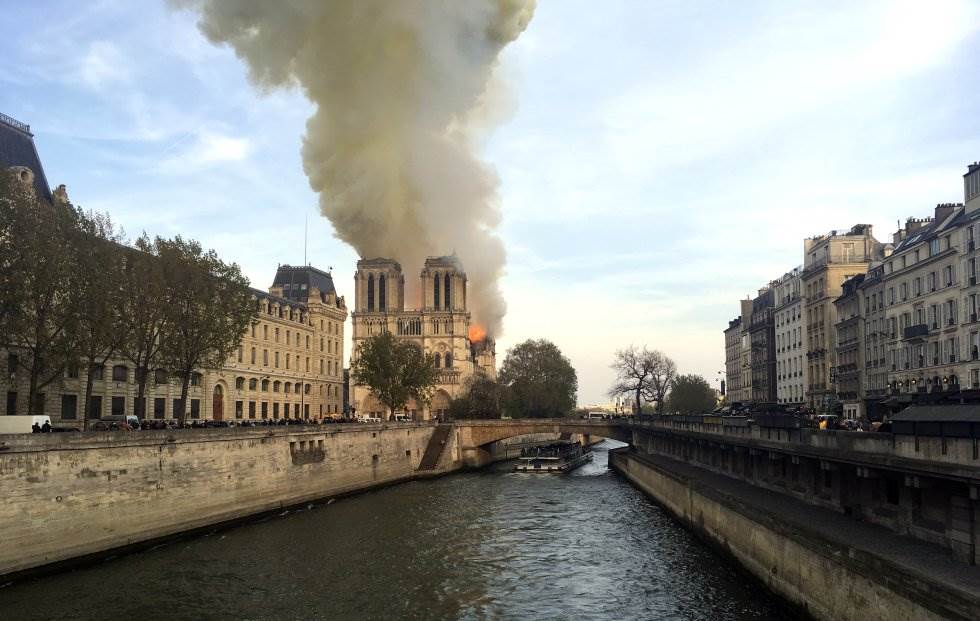 Las llamas y el humo se elevan sobre Notre Dame. Se desconocen por el momento las causas de la catástrofe, aunque las hipótesis apuntan a que podría estar relacionada con los trabajos de renovación que se llevaban a cabo en la histórica catedral.