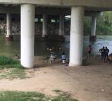 Usan migrantes el río para ducharse; corren niños riesgo de ahogarse