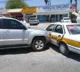 Choque deja taxista y pasajera lesionados