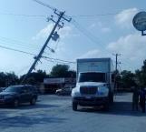 Camionero tumba poste y cableado de alta tensión en Río Bravo