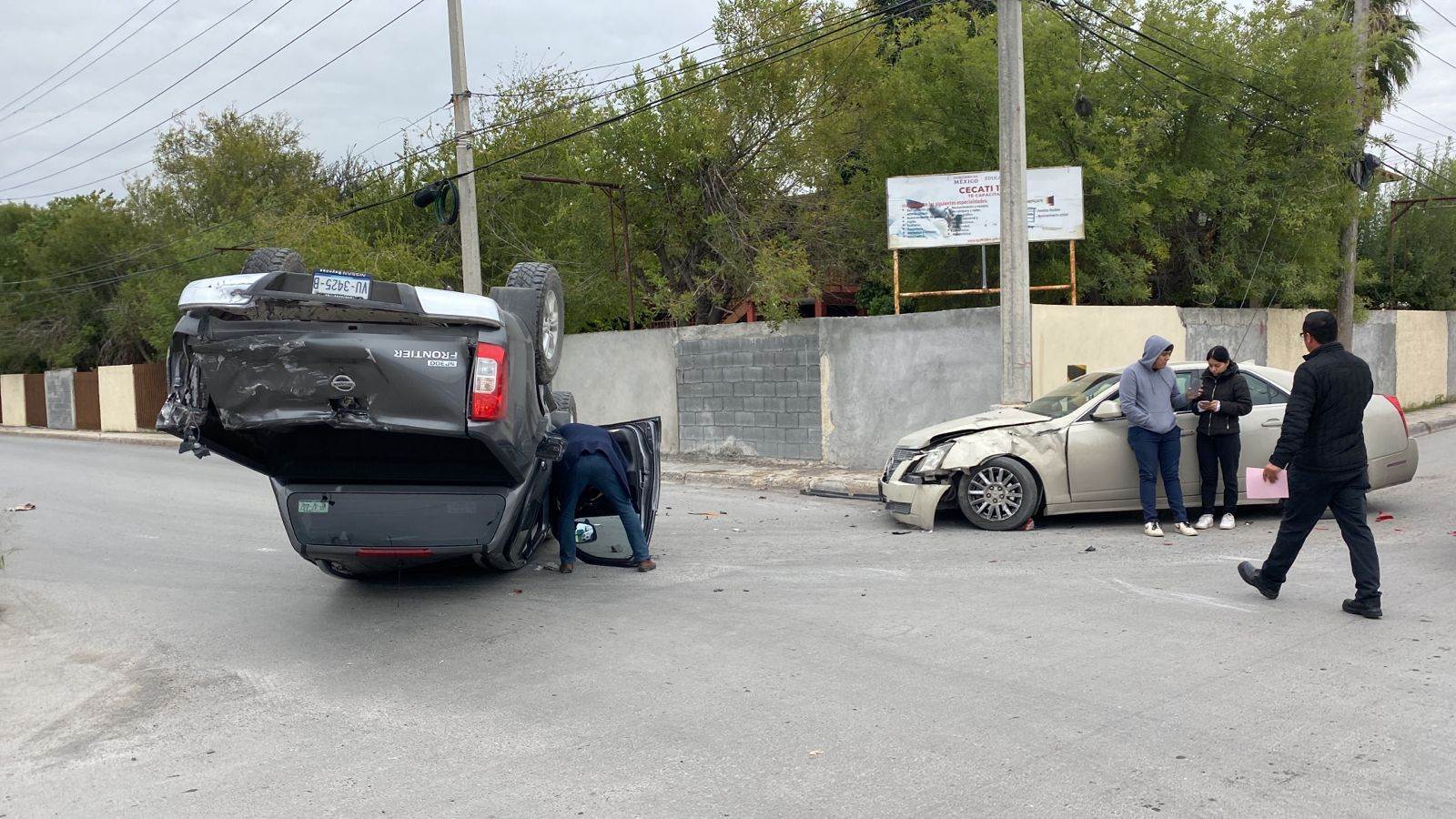 Participan tres vehículos en carambola