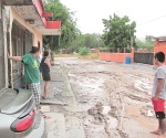 Colapsan calles por obra de drenaje ´patito´