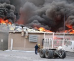 Incontrolable incendio en la tienda Walmart