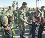 Reconocen estudiantes a las fuerzas armadas