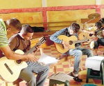Aprenden jóvenes a tocar guitarra