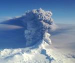 Volcán Pavlof hace erupcion en Alaska