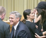 Entrega papa medallas a Clooney y Hayek
