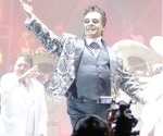 Le harán su estatua, Juan Gabriel