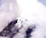 Evacúan localidades por volcán de Colima