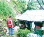 Deslave de cerro deja casa bajo escombros