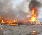 Fuego arrasa almacén