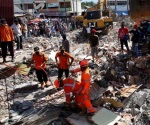 Aumenta a 102 muertos por sismo en Indonesia