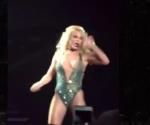 La cantante Britney Spears enseña de más en show