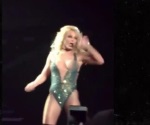 La cantante Britney Spears enseña de más en su show