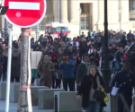 Evacuan a los visitantes del Louvre de París por un intento de ataque terrorista