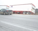 Semiremolque a punto de volcar en carretera