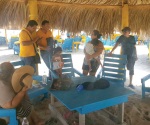Olvida charter a 20 turistas regios en la playa Miramar