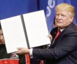 Trump firma orden para ´frenar´ visas laborales