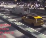 Imágenes del momento en que automovilista arrolla transeúntes en NY