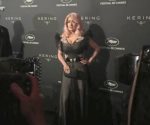 Salma Hayek ´conmociona´ Cannes con cabello rosa