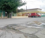 Piden a Comapa ponga freno a fuga de aguas negras frente a escuela