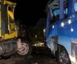 Choca tráiler contra autobús en Veracruz; hay 15 heridos y un muerto