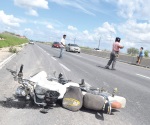 Derrapa motociclista y lo trasladan al IMSS