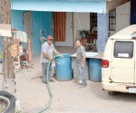 Apoyan con pipas de agua a residentes de los Cavazos