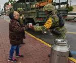 Militares regalan café en Reynosa