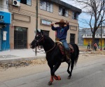 Llega a caballo aspirante ´panista´ a la alcaldía de Ciudad Victoria